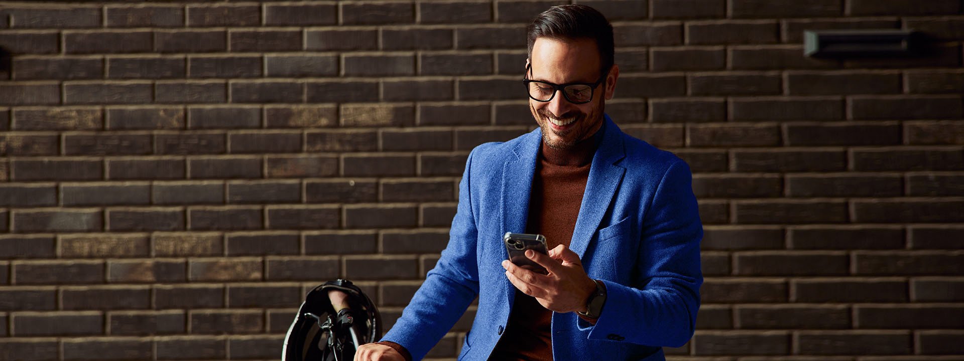 Hombre sonriendo mirando su smartphone