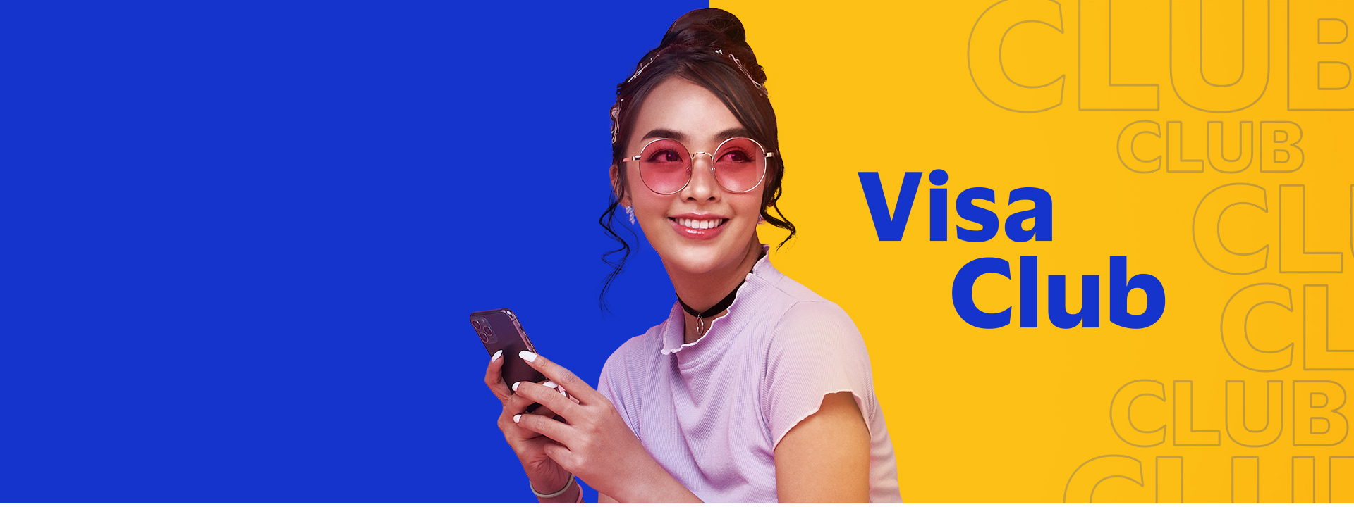 Mujer sonriendo con lentes rosa de sol