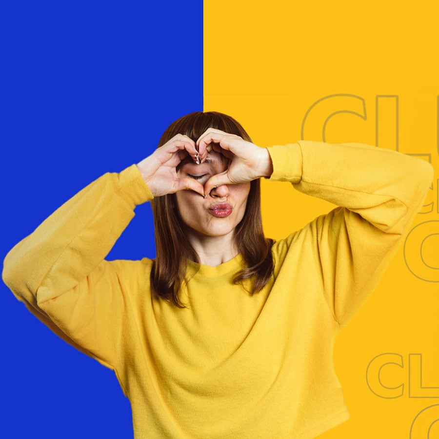 Mujer haciendo un corazón con sus manos