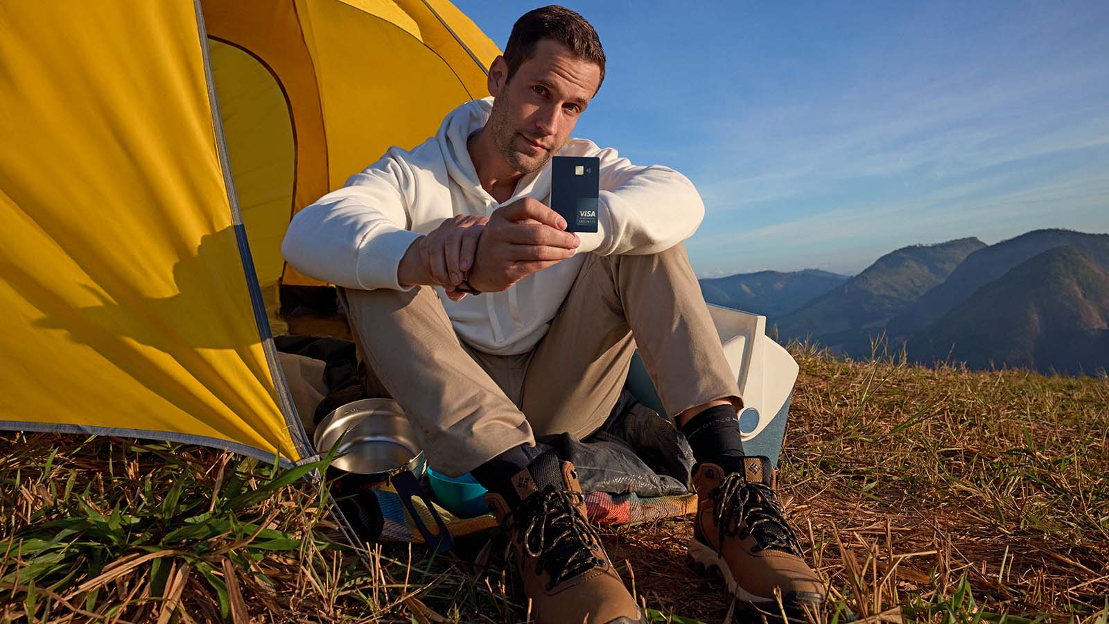 Hombre en una carpa amarilla en la montaña