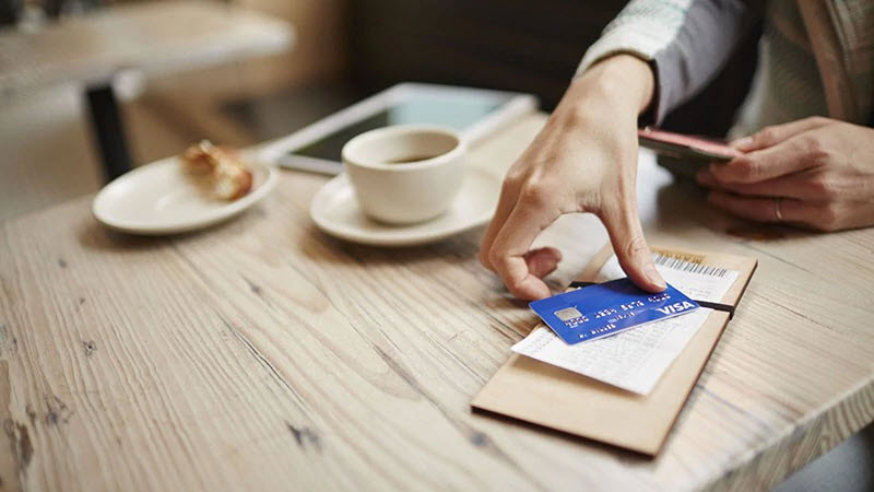 cafe-paying-bill-visa-800x450