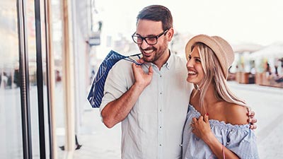 Pareja feliz mirando vidrieras