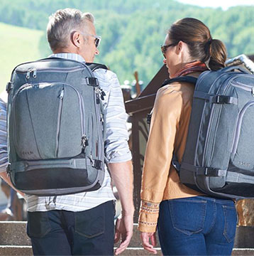 Pareja paseando llevando mochilas eBags 