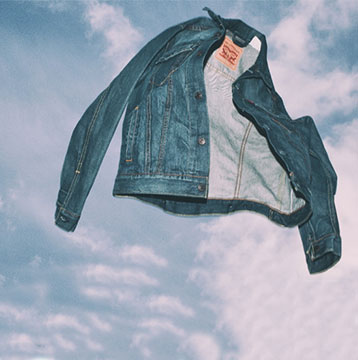 Campera Levis volando