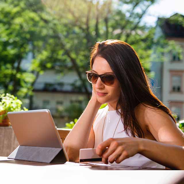 mujer pagando con tablet