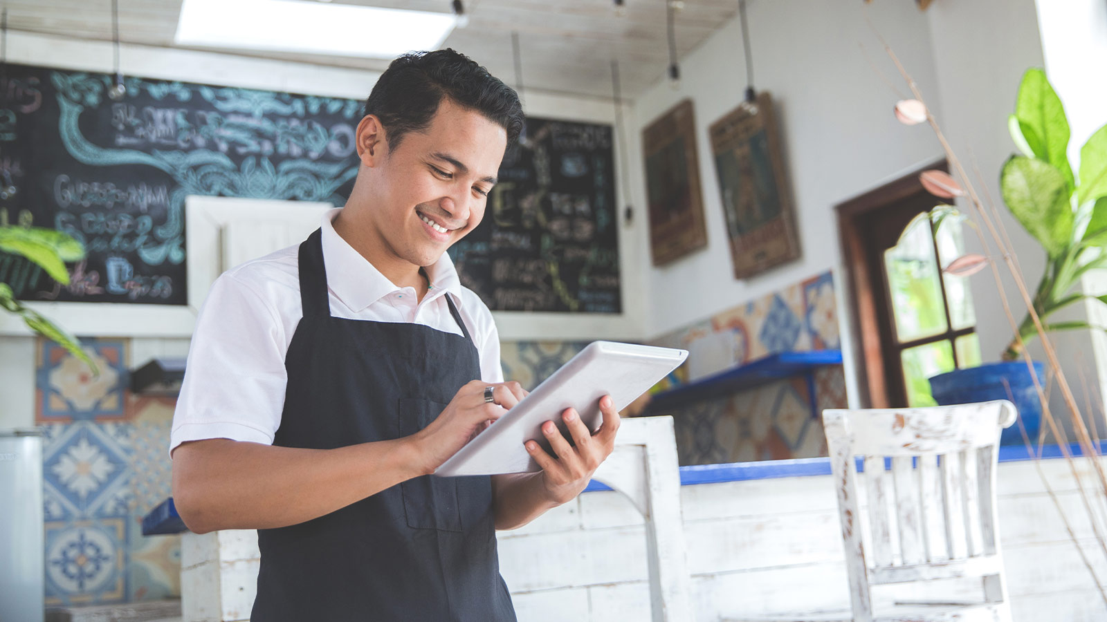 Comerciante utilizando su tablet