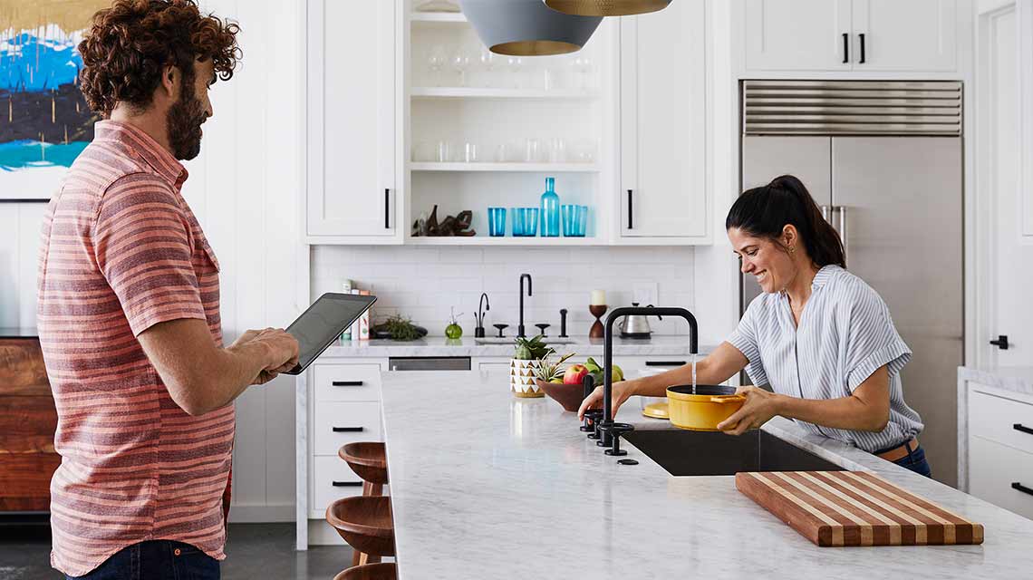 Pareja en la cocina