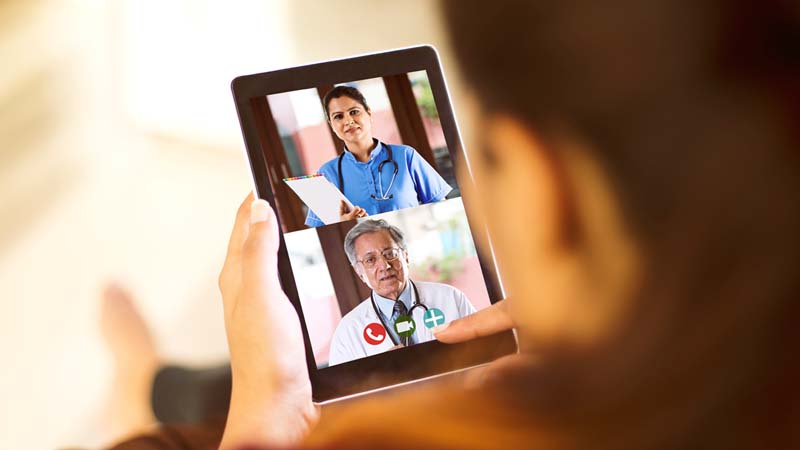 mujer haciendo consulta médica por videollamada