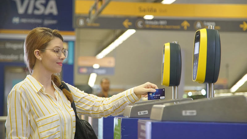 Mujer pasando la tarjeta