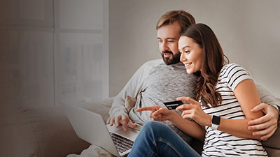 Pareja frente a una computadora