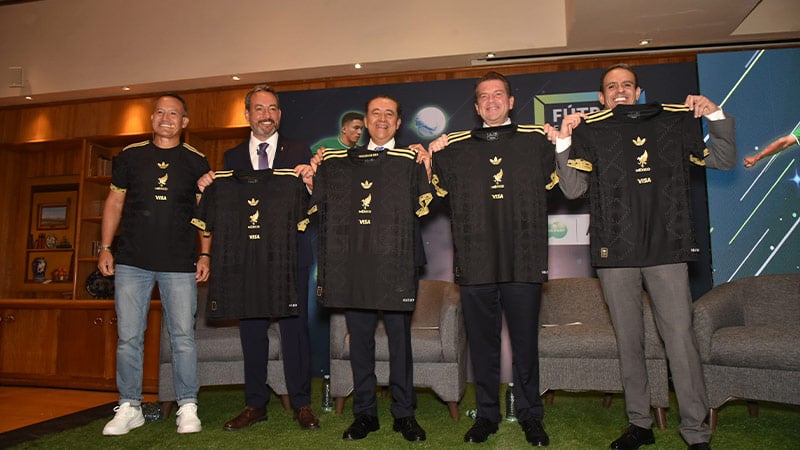 Hombres con camisetas de futbol
