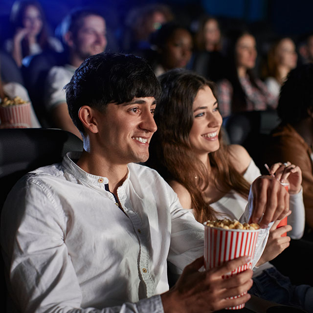 pareja en el cine sonriendo