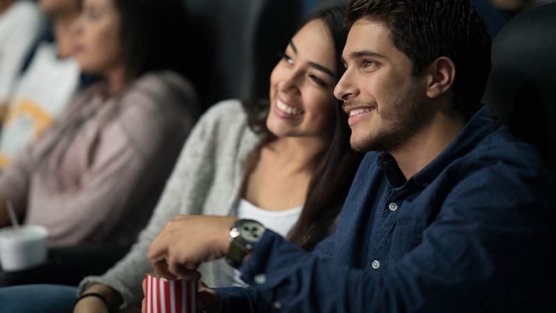Pareja viendo una película en el cine