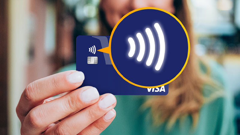 Mujer sosteniendo tarjeta Visa Contactless