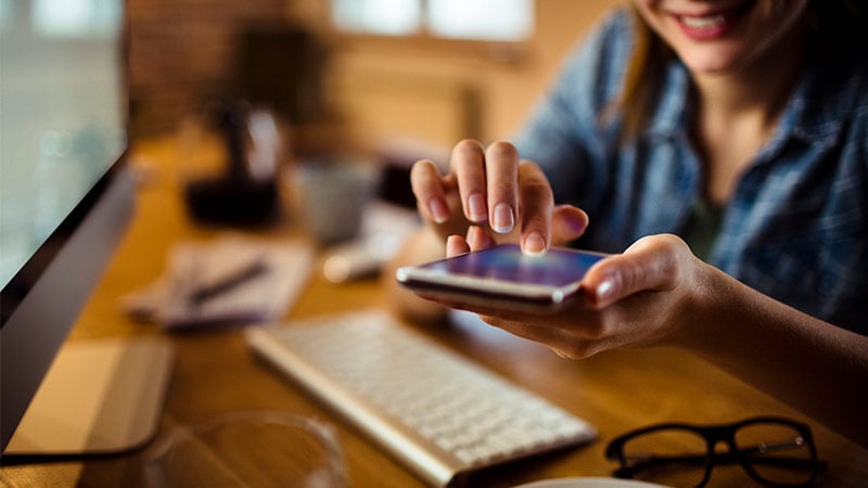 Mujer realizando acciones online desde su celular