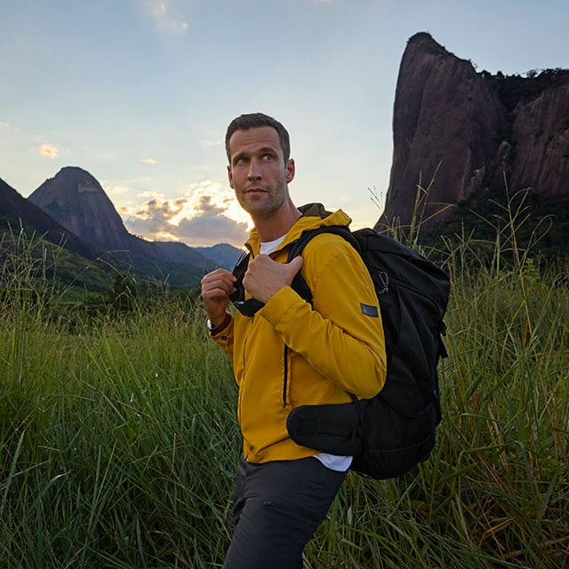 Hombre con mochila de trekking